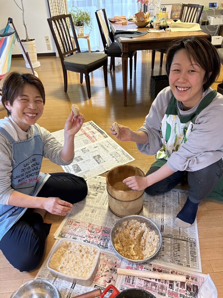 黒木まいこ|友達と味噌作りの画像